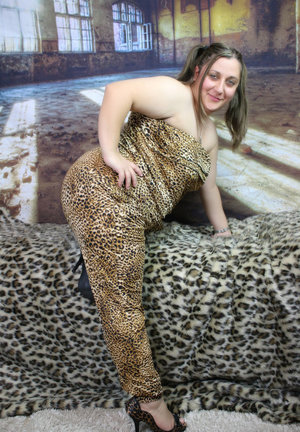 Amateur girlfriend Bella Reese has hardcore sex with a fat cock